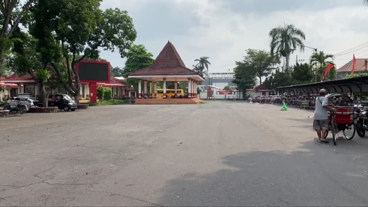 Viral Video Wisatawan Protes Tarif Parkir di Blitar, Pedagang dan Tukang Becak Merugi