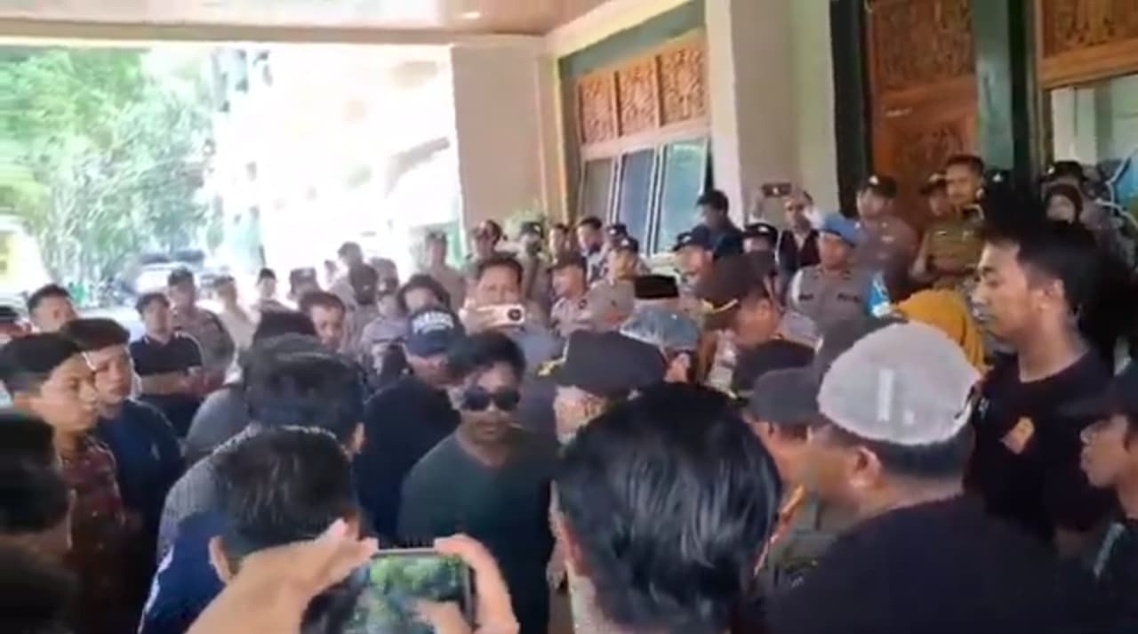 Demo Mahasiswa Evaluasi 100 Hari Kerja Bupati Bangkalan Nyaris Ricuh