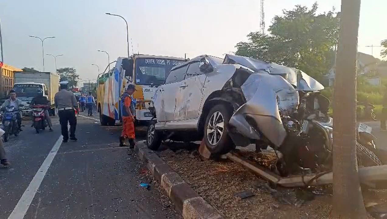 Dua Orang Tewas Dalam Kecelakaan Tragis Libatkan 10 Kendaraan di Exit Tol Purwodadi Pasuruan