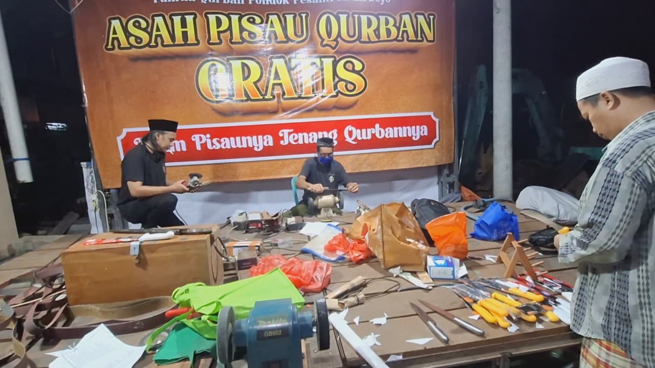 Kuota tak dibatasi, Jasa Asah Pisau Qurban Lirboyo Diserbu Warga