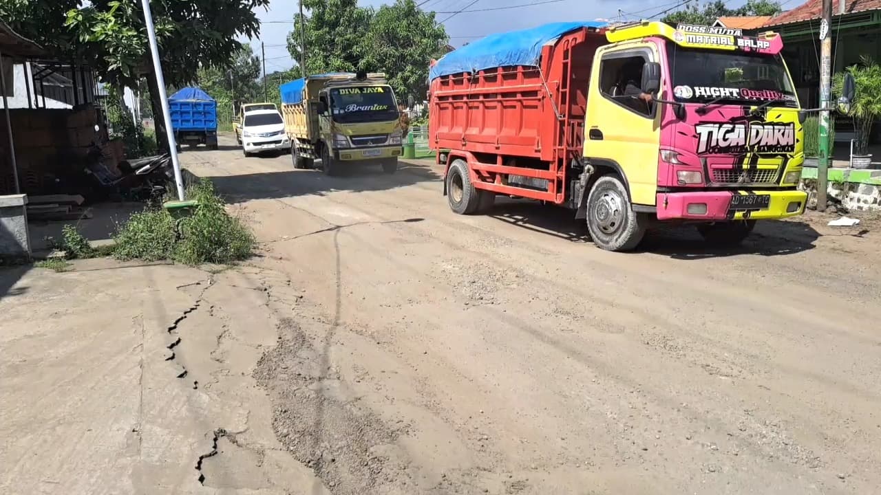 Truk ODOL dan Tambang Liar Jadi Biang Kerusakan Jalan Menuju Wisata Ngebel