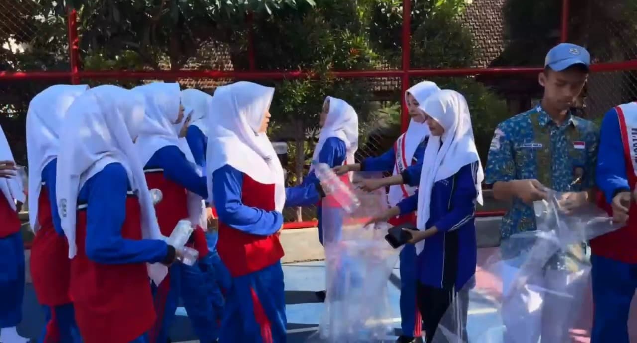 Peringati Hari Lingkungan Hidup Sedunia, SMKN 1 Sukorejo Gelar Aksi Amal Sampah