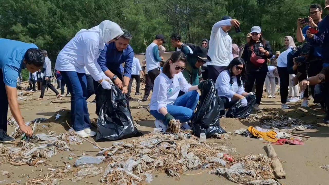 Arumi Bachsin Pimpin Aksi Bersih-bersih Pantai Gemah dalam Peringatan Hari Lingkungan Hidup