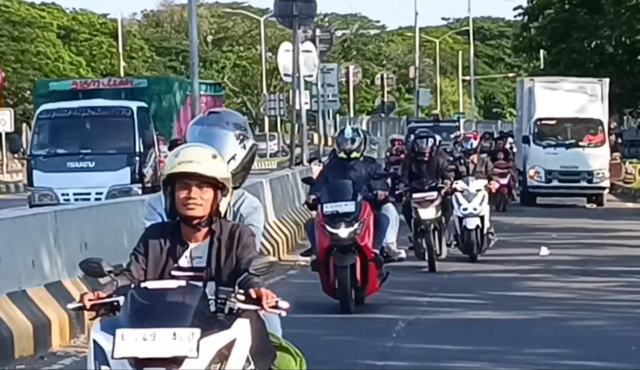 H-1 Idul Adha, Ribuan Warga Madura "Toron" Padati Suramadu