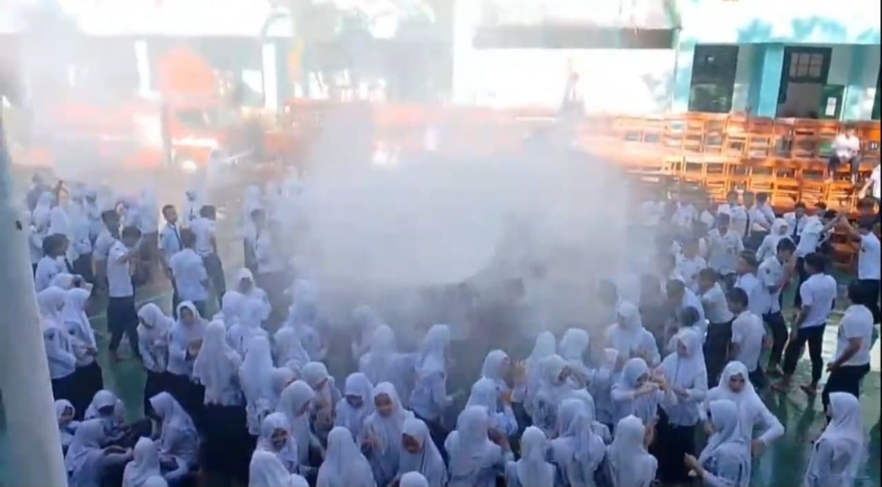 Viral! Siswa SMPN 1 Sampang Rayakan Kelulusan Disiram Air dengan Diiringi Musik Sambil Joget