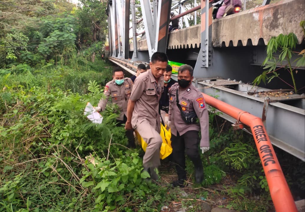 Mayat Pria dengan 21 Luka Tusuk Ditemukan di Bawah Jembatan Nganjuk-Surabaya
