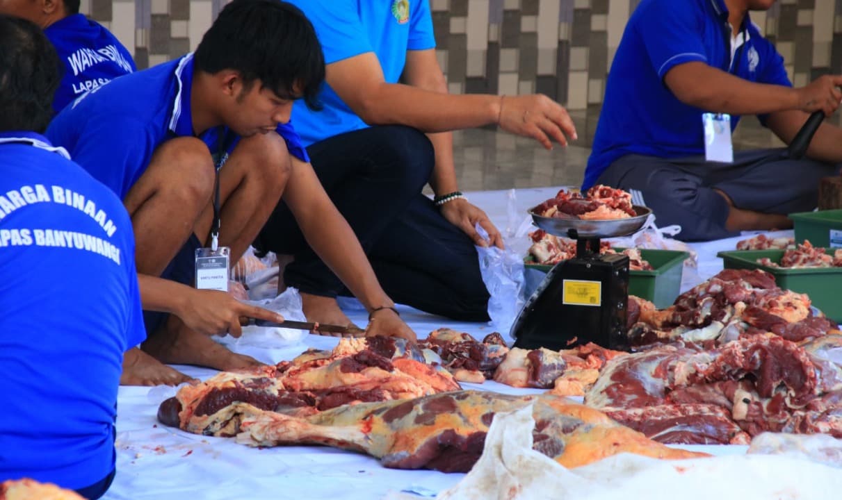 Warga Binaan Lapas Banyuwangi Nikmati Daging Qurban dengan Cara Nyate Bareng