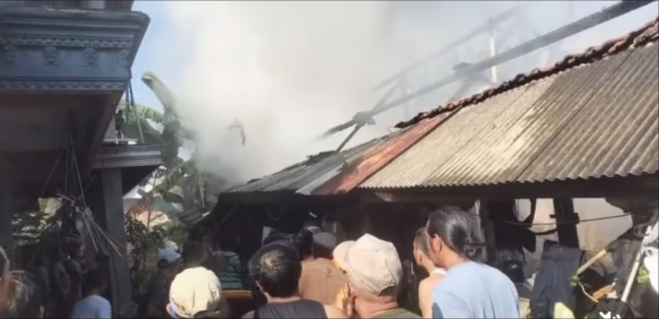 Bakar Sampah Lupa Dimatikan, Rumah di Surabaya Ludes Terbakar