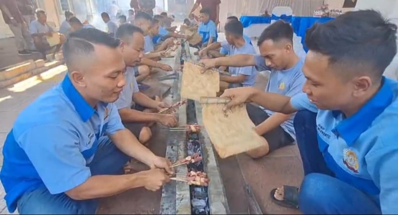 Pererat Kebersamaan, Warga Binaan Lapas kelas IIB Mojokerto Makan Sate Bareng