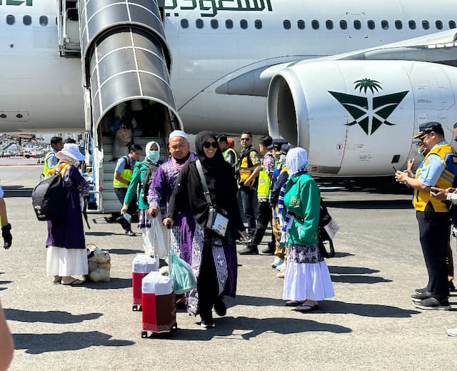 379 Jemaah Haji Kloter I Tiba di Bandara Juanda