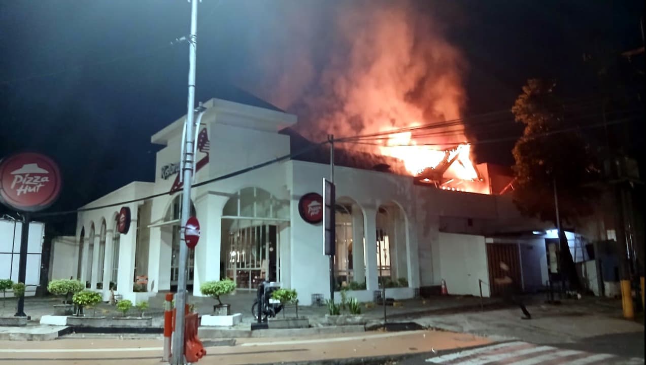 Pizza Hut di Jalan Raya Darmo Terbakar, Diduga Akibat Korsleting Listrik