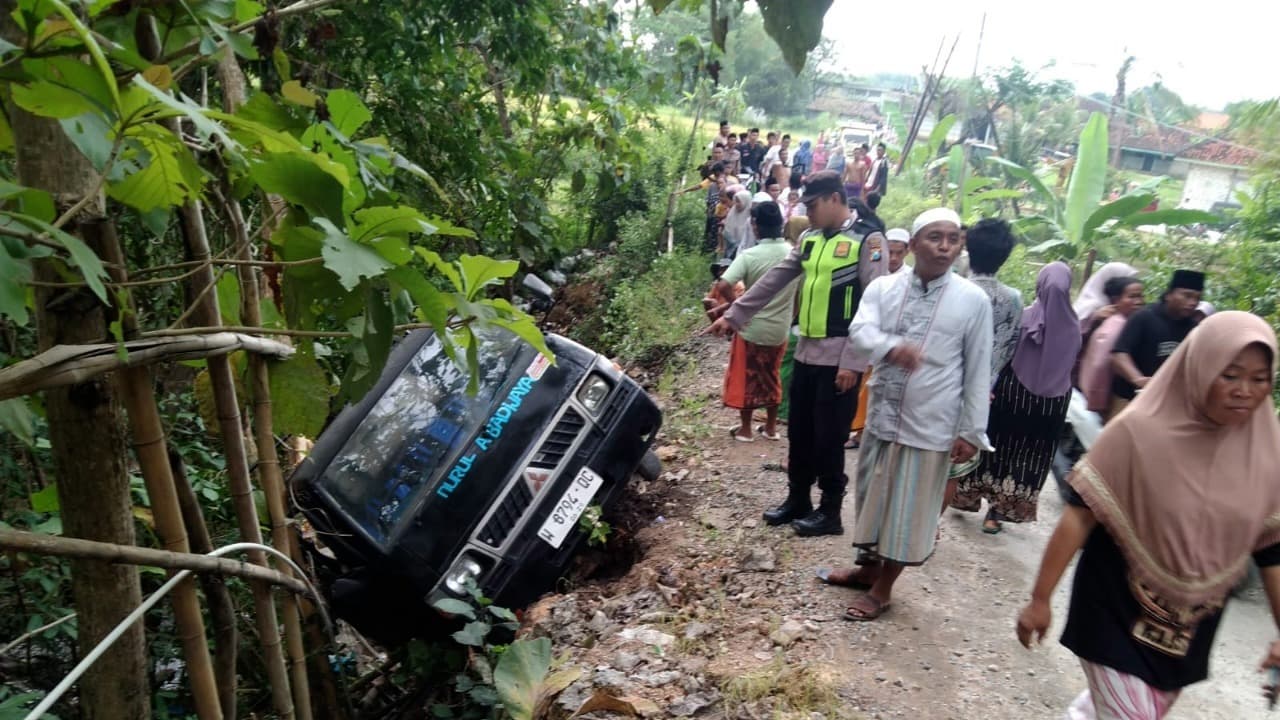 Hendak Hadiri Hajatan, Pikap Terguling di Sampang dan 1 Orang Tewas