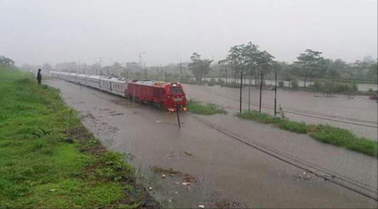 5 Kereta Api Terdampak Banjir Porong, Terlambat Lebih dari 6 Jam