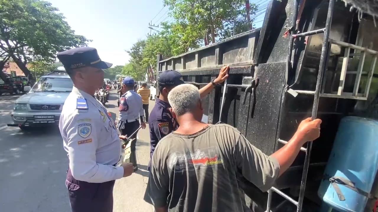 Dishub Jatim Gelar Razia, Puluhan Truk Terjaring di Ponorogo