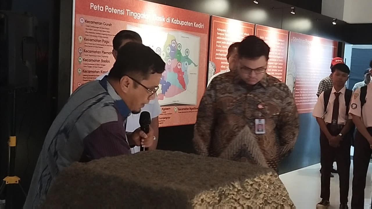 Bupati Kediri Tinjau Progres Rehab Museum Sri Aji Jayabaya, Siap Datangkan Prasasti Harinjing Asli