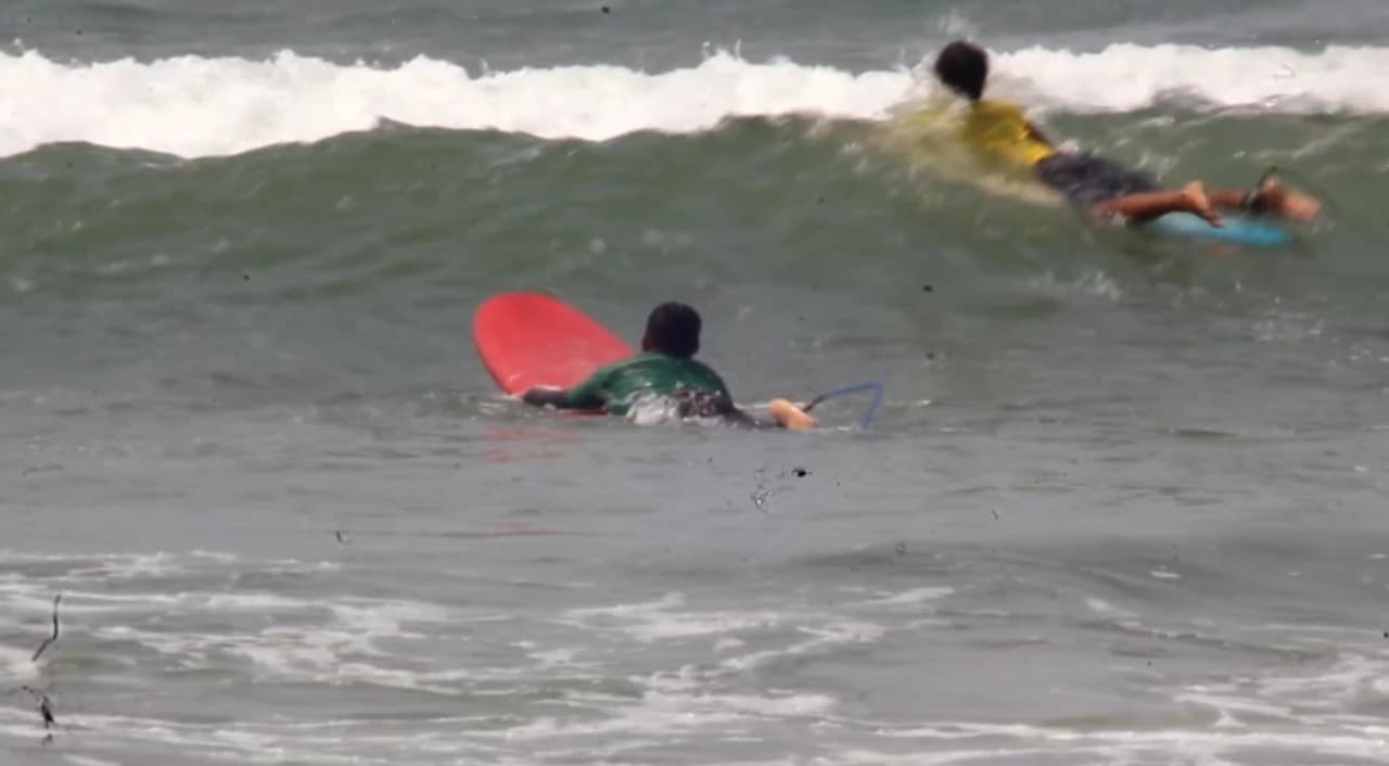 Semangat Surfer Cilik Pacitan Taklukkan Ombak Laut Selatan