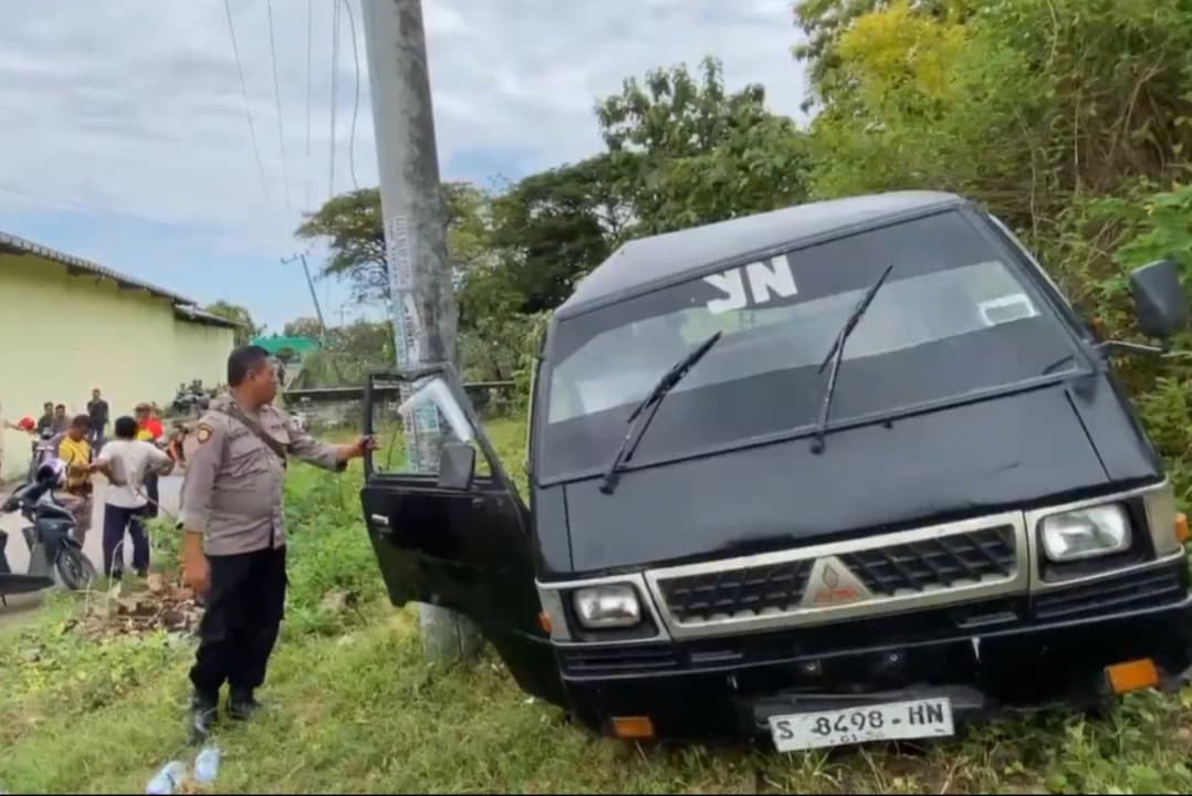 Tak Mampu Menanjak, Pick Up Bermuatan 21 Orang Terjun Bebas