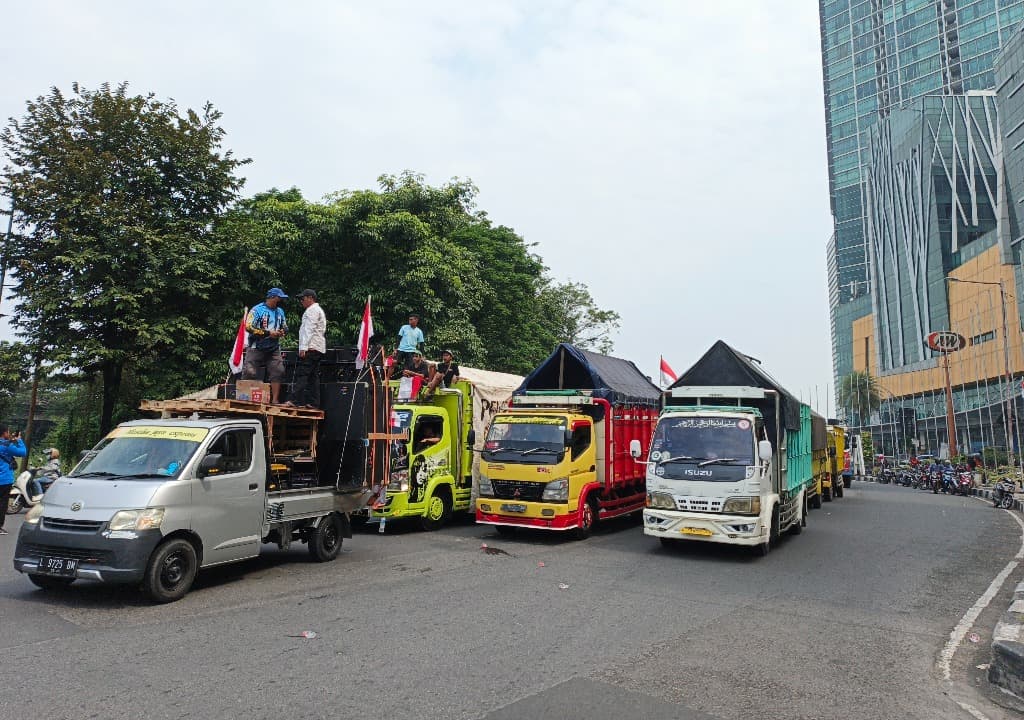 Aksi Demo Sopir Truk di Surabaya, Blokir Jalan Bundaran Waru