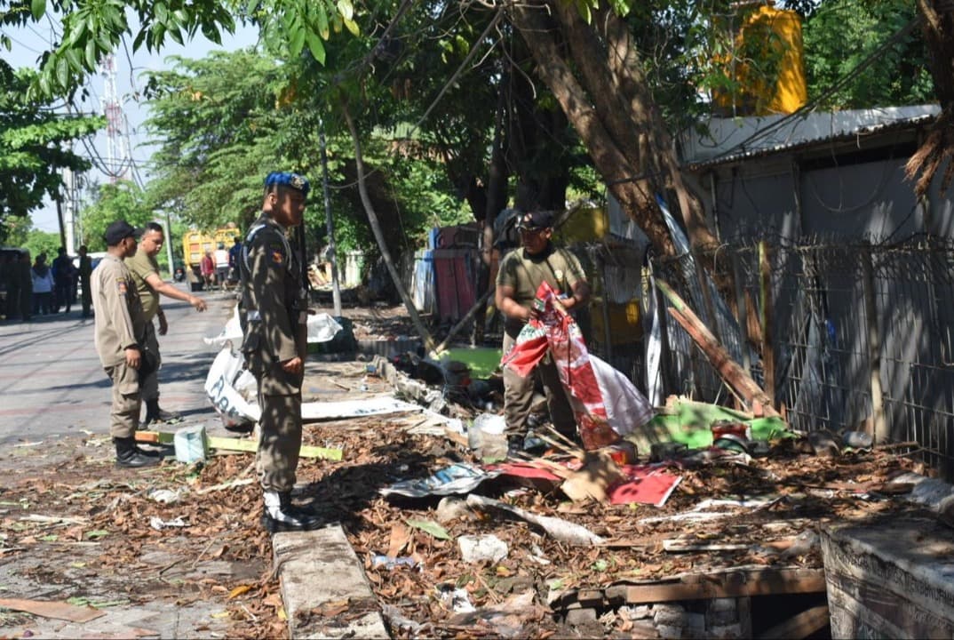 Normalisasi Sungai, Pemkot Tertibkan 48 Bangunan Liar di Wiyung Surabaya