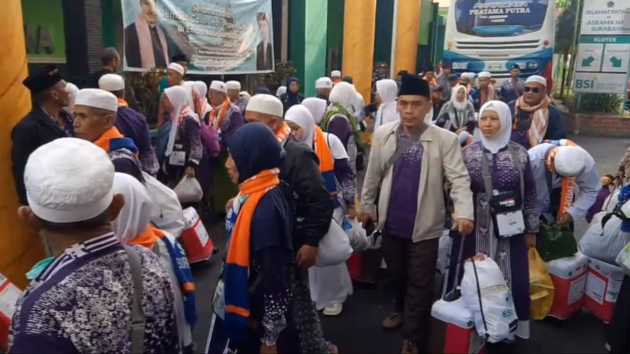 Usai Diancam Bom, Jemaah Haji Kloter 33 Disambut Haru Saat Tiba di Surabaya