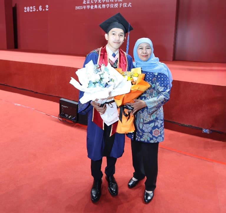 Hadiri Wisuda Sang Putra, Gubernur Khofifah Jadi Tamu Kehormatan di Peking University Tiongkok