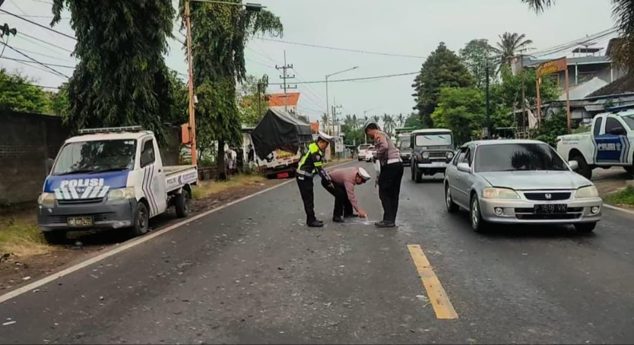 Truck vs Mobil Travel di Banyuwangi Adu Banteng, Satu Penumpang Tewas