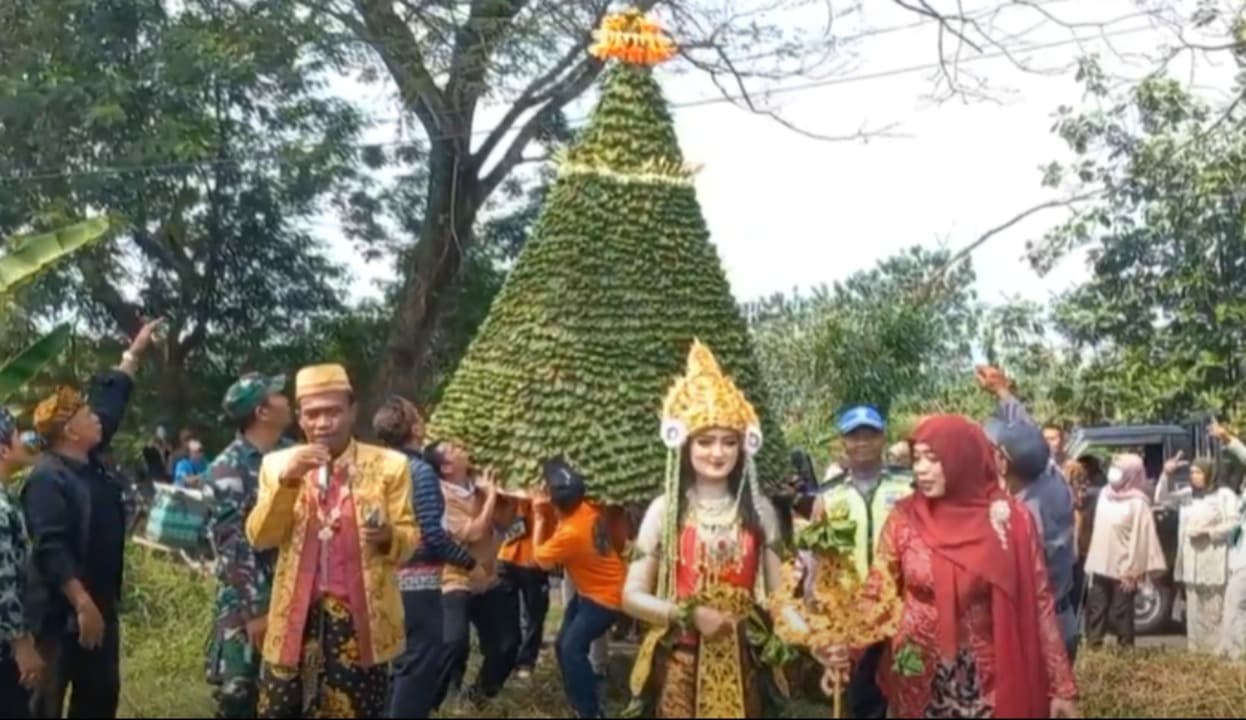 8 Ribu Tape Jadi Rebutan Warga Tuban pada Acara Grebeg Tape Tawaran