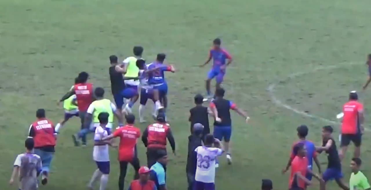 Kalah 2-0, Pemain Bojongeoro Ngamuk Lalu Pukul Pemain Kota Malang