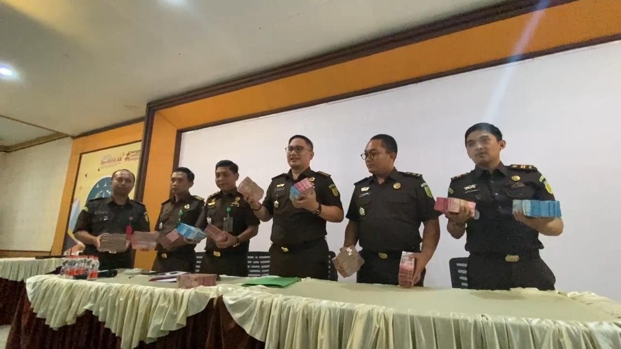 Kuasa Hukum Muklison Serahkan Uang Pengganti Kerugian Negara Ke Kejari Blitar