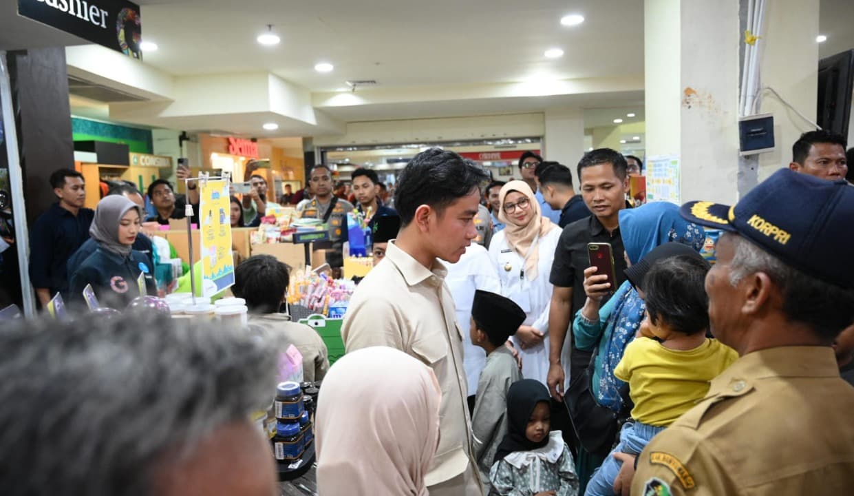 Wapres Gibran Traktir Seratus Anak Yatim Belanja Peralatan Sekolah