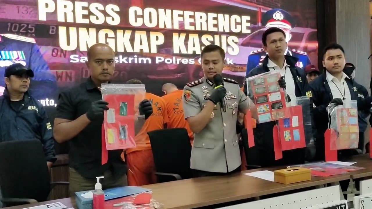 Polres Gresik Bongkar Sindikat Ganjal ATM Lintas Provinsi, Lima Pelaku Ditangkap di Madiun