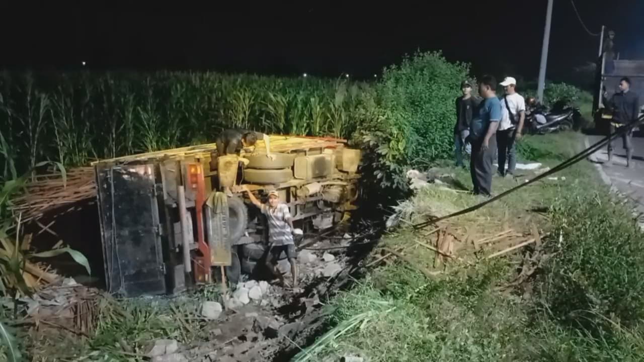 Sopir Kaget saat Disalip, Truk Terguling ke Sawah di Mojoagung Jombang