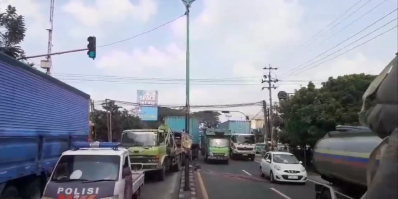 Sopir Tak Fokus, Truk Tabrak 2 Kendaraan di Patung Sapi Pandaan