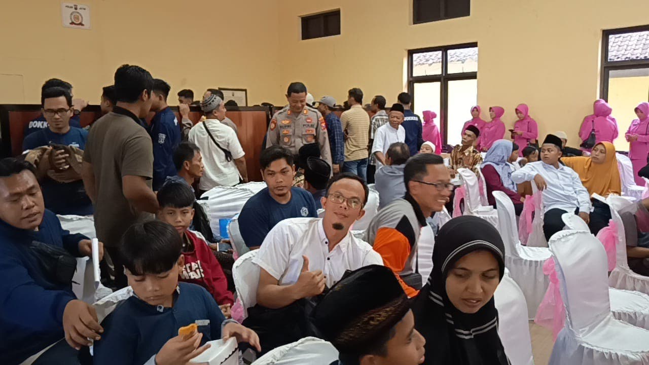 Khitan Massal HUT Bhayangkara ke-79 Diserbu Warga Pacitan