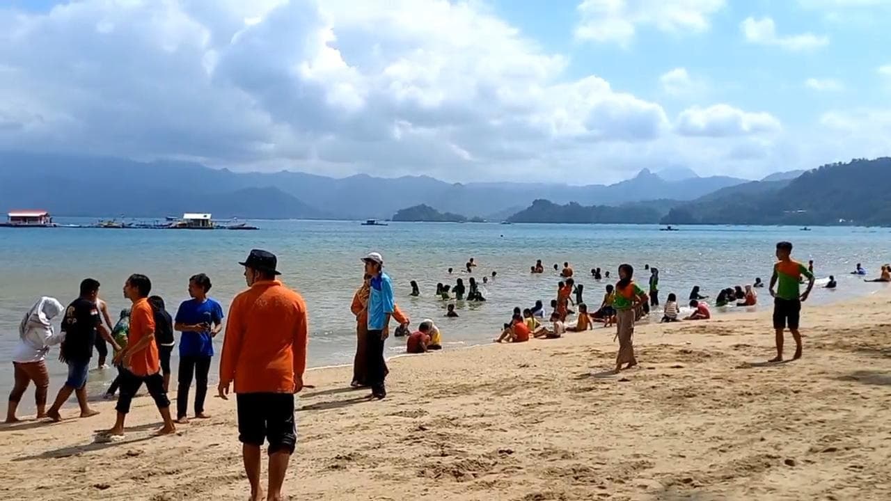 Libur Sekolah, Ribuan Wisatawan Padati Pantai Mutiara Trenggalek