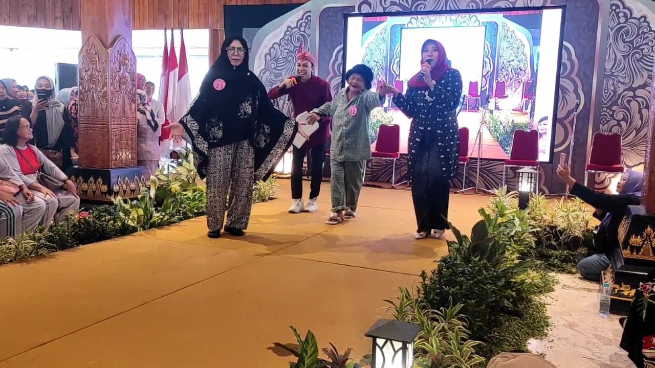Ratusan Nenek di Kediri Ikuti Fashion Show, Termasuk Peserta Berusia 110 Tahun