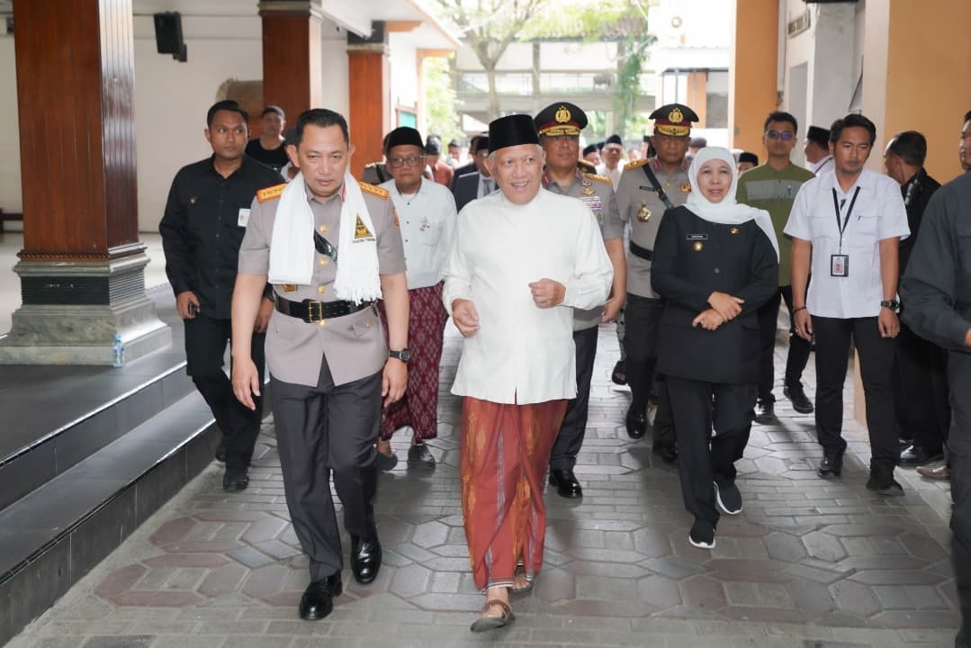 Jelang Hari Bhayangkara ke-79, Kapolri Bersama Gubernur Khofifah Ziarah ke Makam Gus Dur