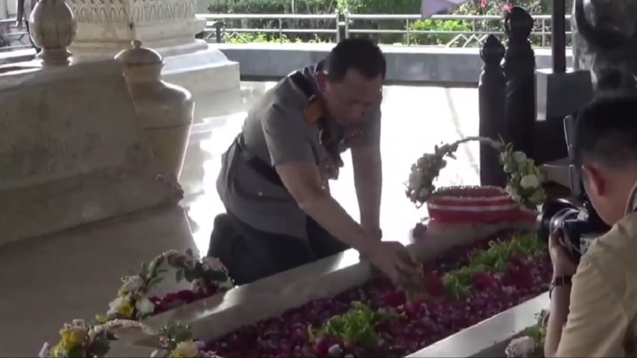 Sambut HUT Bhayangkara ke-79, Kapolri Jenderal Listyo Sigit Prabowo Berziarah ke Makam Bung Karno