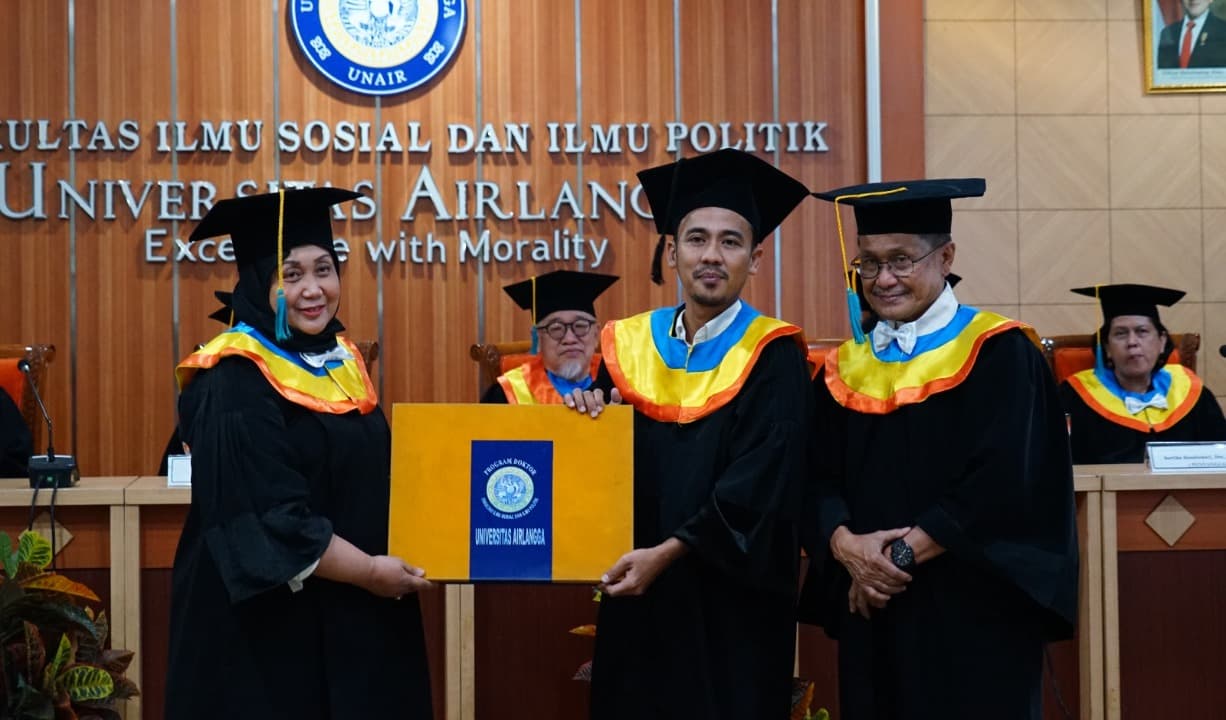 Angkat Bias Gender dan Ekologi dalam Buku Teks SD, Radius Setiyawan Raih Gelar Doktor dari Unair