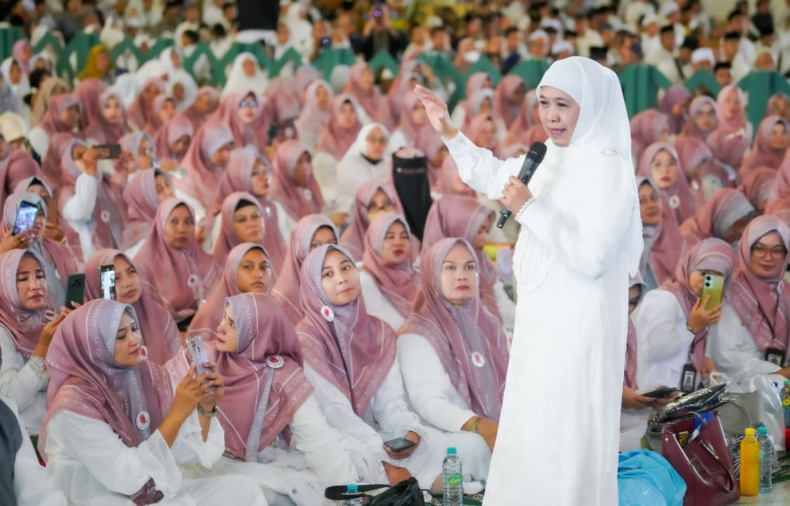 Sambut Tahun Baru 1447 H, Gubernur Khofifah Bersholawat Bersama Masyarakat di Masjid Al Akbar