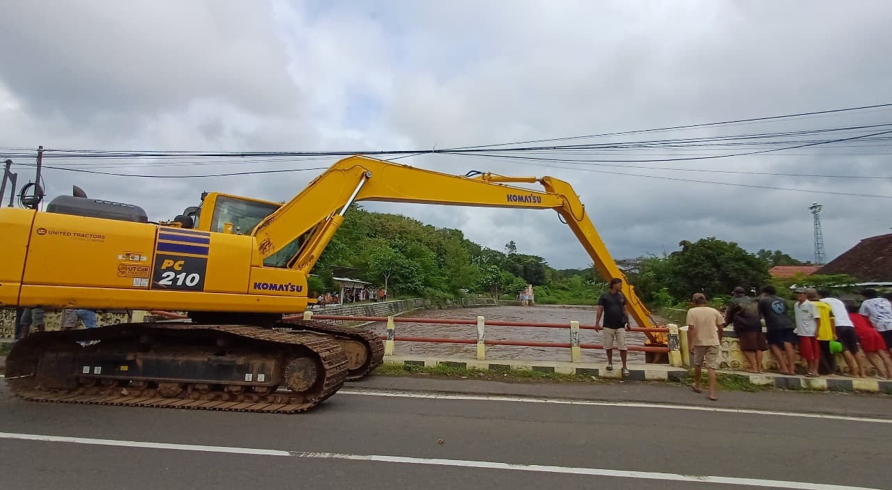Debit Air Sungai Meningkat, Pemkab Banyuwangi Siagakan Alat Berat dan Pantau Pintu Air
