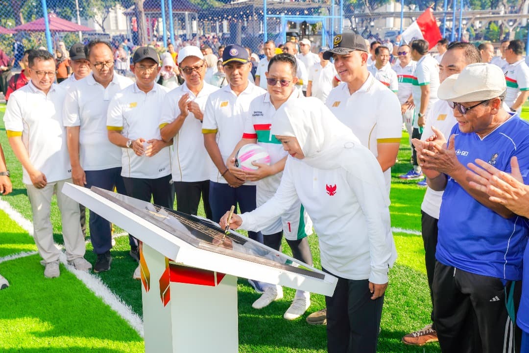 Perkuat Masjid Pemersatu Umat, Gubernur Khofifah Resmikan Mini Soccer Al Akbar Sport Center