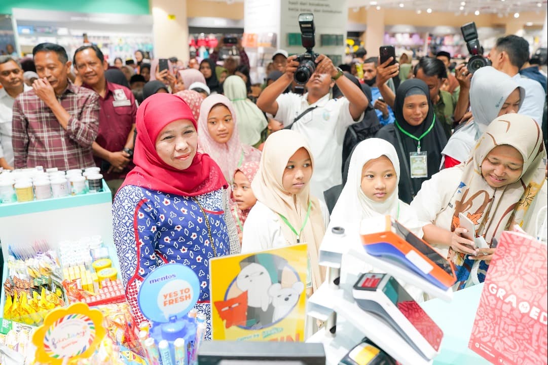 Jelang Tahun Ajaran Baru, Gubernur Khofifah Ajak 100 Anak di Kota Malang Belanja Kebutuhan Sekolah