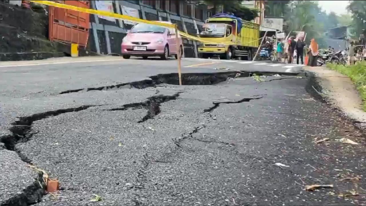 Jalan Nasional di Trenggalek Ambles, Rumah Warga Ikut Terdampak