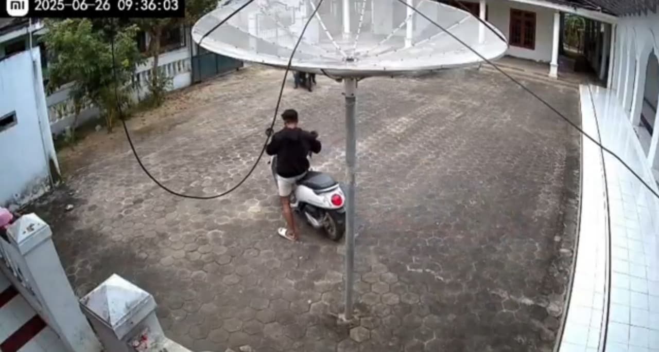 Dua Pencuri Motor Beraksi di Halaman Rumah Terekam CCTV