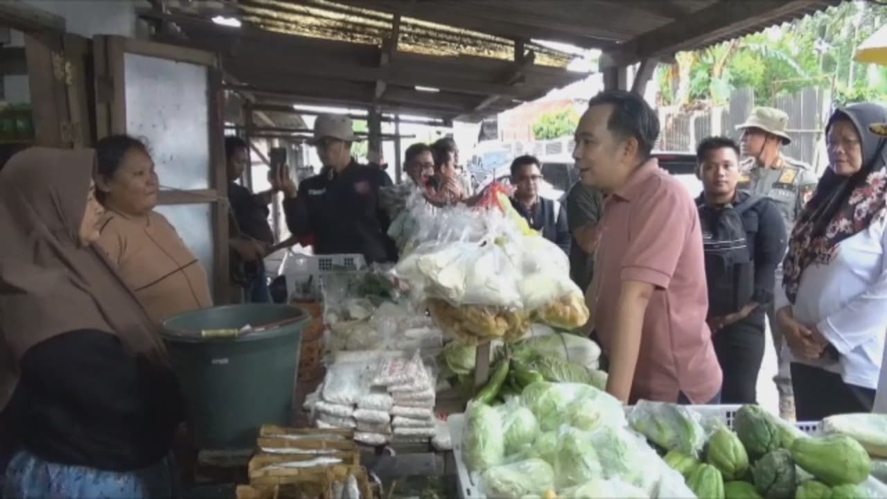 Bupati Gus Fawait Belanja Sambil Edukasi: Cegah Stunting Mulai dari Pasar