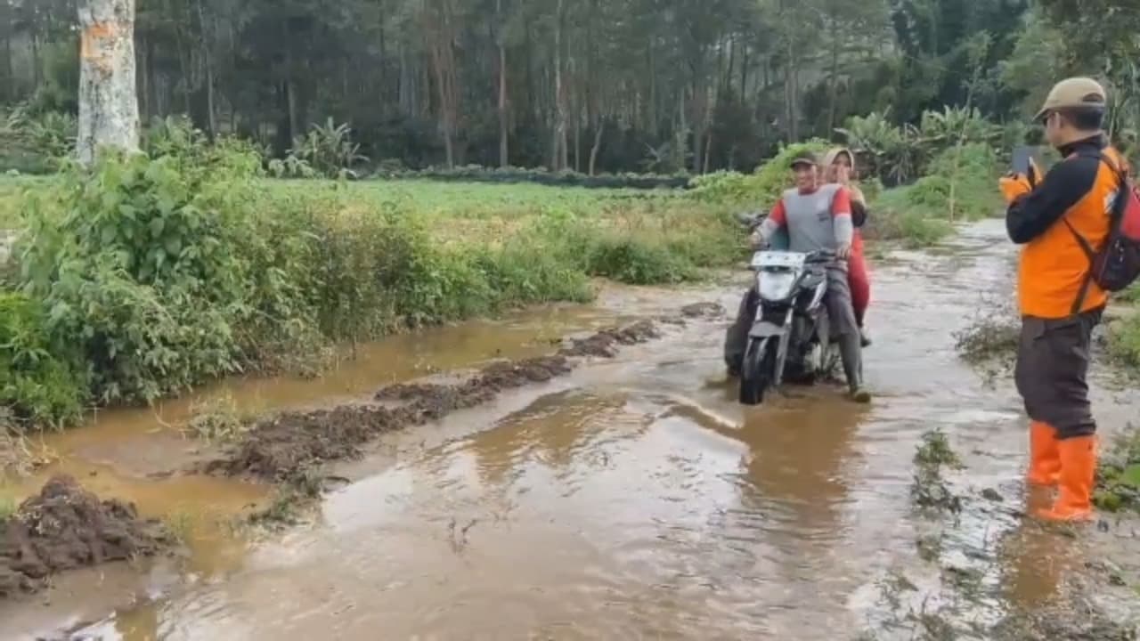 Banjir Longsor Putus Air Bersih, Warga Jampit Mandi Pakai Air Hujan!