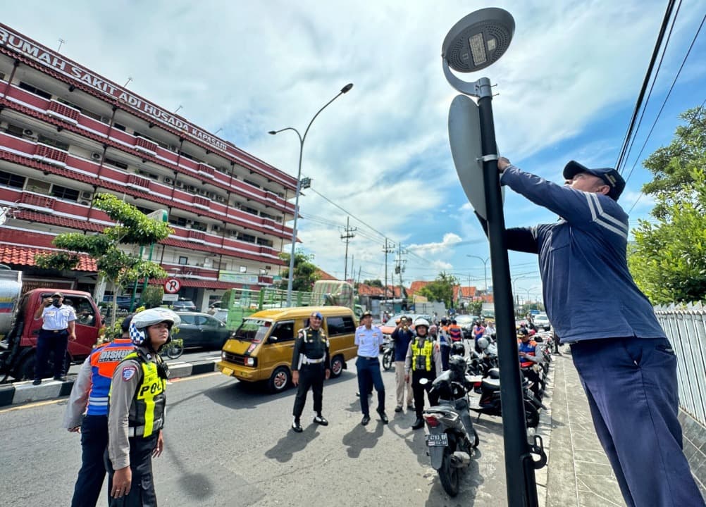 Tertibkan Parkir di RS Adi Husada, Dishub Surabaya Pasang Rambu Larangan di Jalan Kapasari