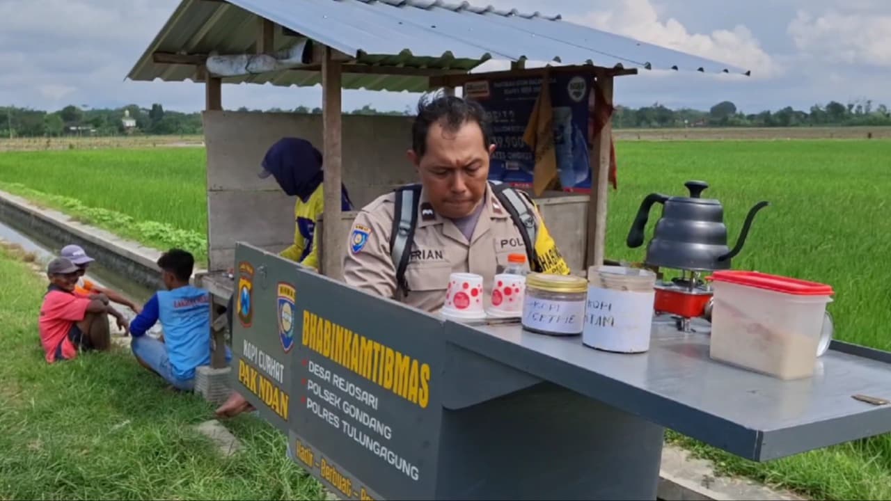 Kopi Curhat Pak Ndan: Cara Unik Aipda Frian Dekatkan Diri dengan Warga