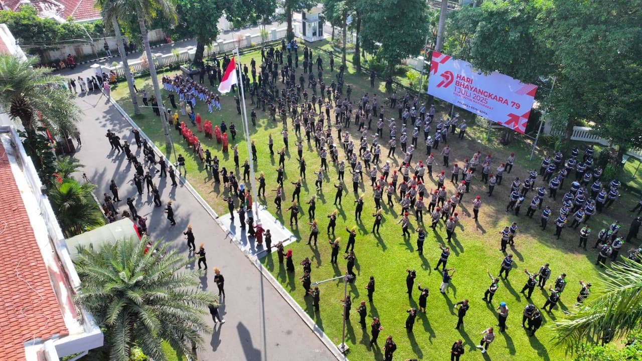 Mbak Wali Terima Penghargaan dalam Tasyakuran Hari Bhayangkara ke-79, Ajak Tingkatkan Sinergitas
